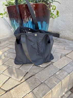 Lululemon water resistant blk tote in EUC!